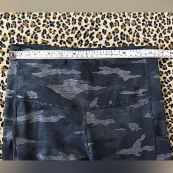Athleta Ultimate Camo 7/8 Tight Stash Leggings with pocket - Picture 7 of 9